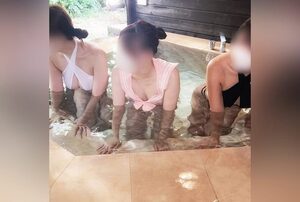 [FC2-PPV-4603224] Real virgins and creepy old men run wild in a chaotic outdoor bath orgy