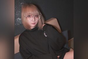 [FC2-PPV-4731301] 18-year-old aspiring voice actress stifles her moans in a net cafe, filled in her hairless pussy