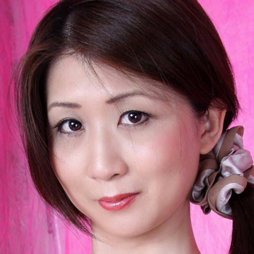 Short-haired G-cup beauty
